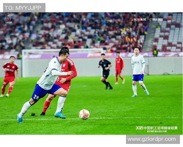 足球明星感人瞬间跪地庆祝动图展现激情与荣耀的完美结合